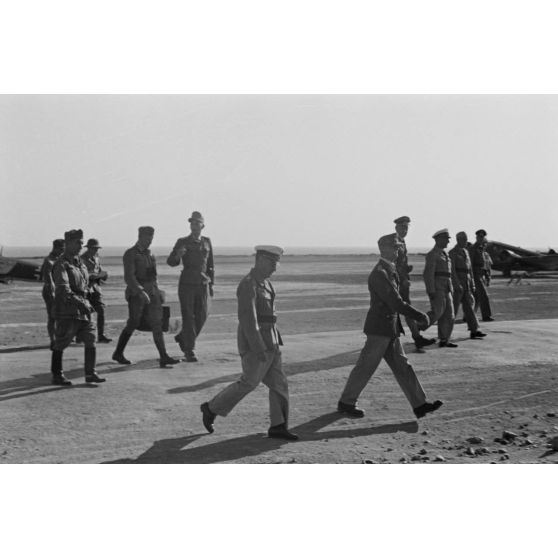 A son arrivée sur le terrain d'aviation d'Héraklion, le général Alexander Löhr est accueilli par le Generalmajor Heinrich Lechner, commandant du 2. Festungs-Brigade Kreta.