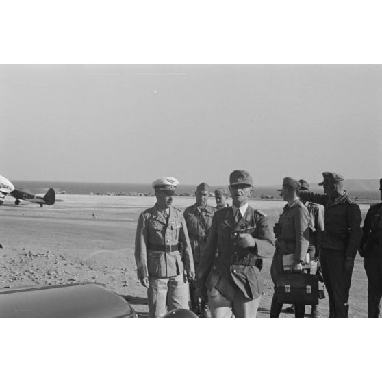 A son arrivée sur le terrain d'aviation d'Héraklion, le général Alexander Löhr est accueilli par le Generalmajor Heinrich Lechner, commandant du 2. Festungs-Brigade Kreta.