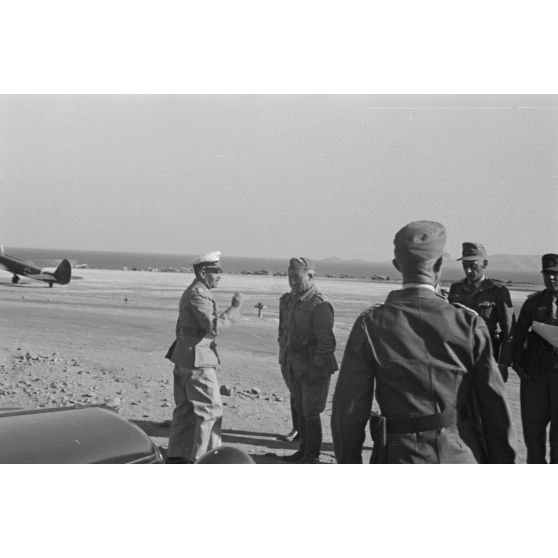Arrivée du général Alexander Löhr sur le terrain d'aviation d'Héraklion.