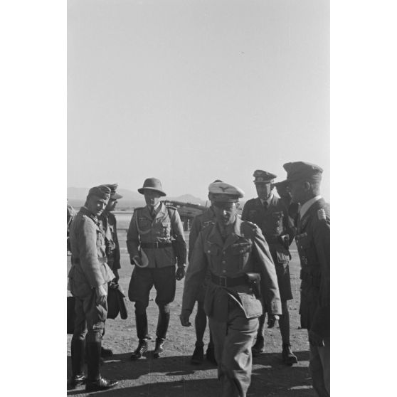 Arrivée du général Alexander Löhr sur le terrain d'aviation d'Héraklion.
