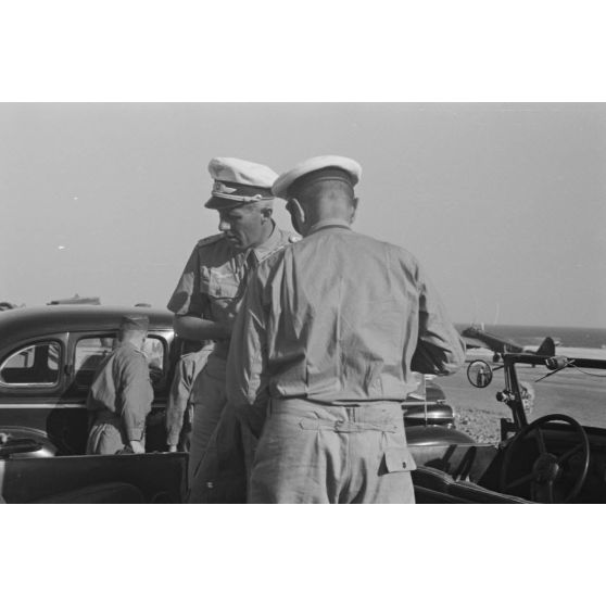 Arrivée du général Alexander Löhr sur le terrain d'aviation d'Héraklion.