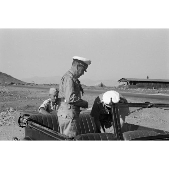 Arrivée du général Alexander Löhr sur le terrain d'aviation d'Héraklion.