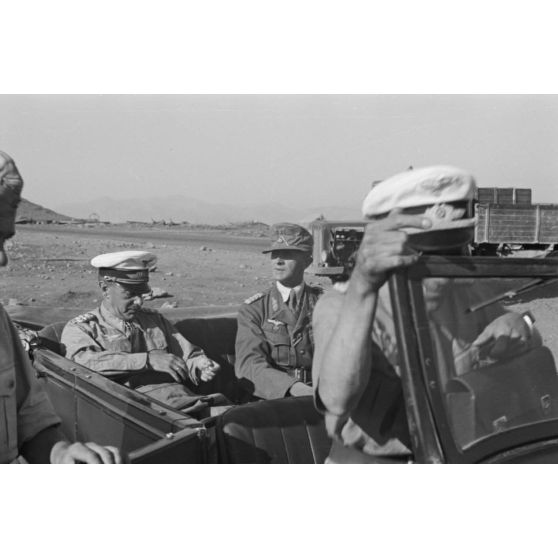 A son arrivée sur le terrain d'aviation d'Héraklion, le général Alexander Löhr est accueilli par le Generalmajor Heinrich Lechner, commandant du 2. Festungs-Brigade Kreta.