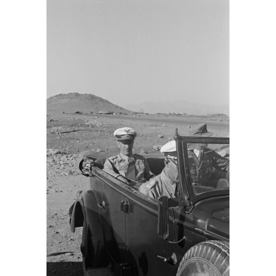Arrivée du général Alexander Löhr sur le terrain d'aviation d'Héraklion.