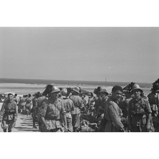 A Maleme (Crète), des fantassins italiens viennent de quitter le terrain d'aviation de la Luftwaffe où des avions de transport Junkers Ju-52 viennent de les déposer.