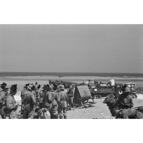 A Maleme (Crète), des fantassins italiens viennent de quitter le terrain d'aviation de la Luftwaffe où des avions de transport Junkers Ju-52 viennent de les déposer.