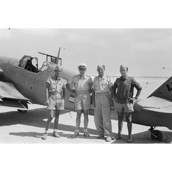 Quatre pilotes de la 4./JG 27 devant le chasseur Messerschmitt Bf-109 F4 Trop de l'Oberfeldwebel Erwin Sawallisch.