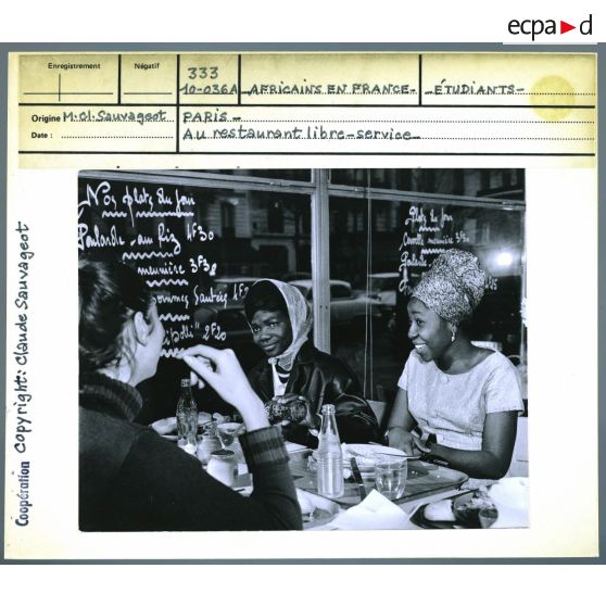 Africains en France. Paris. Au restaurant libre-service.