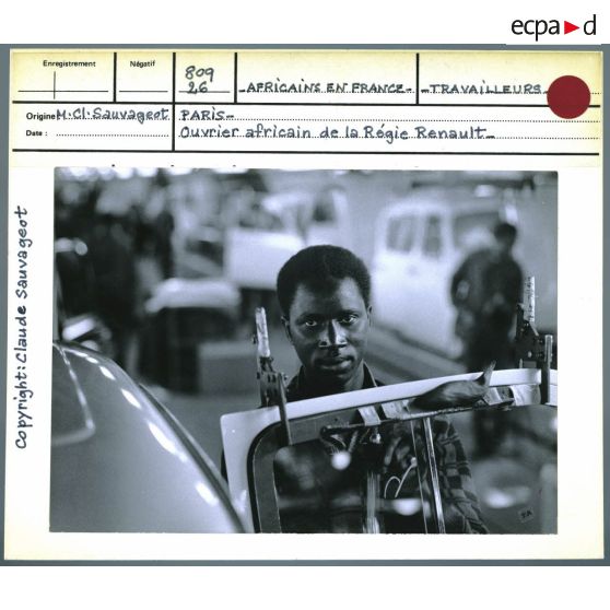Africains en France. Ouvrier africain de la régie Renault.