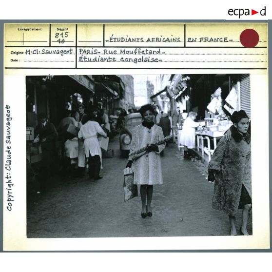Africains en France. Paris. Rue Mouffetard. Etudiante congolaise.