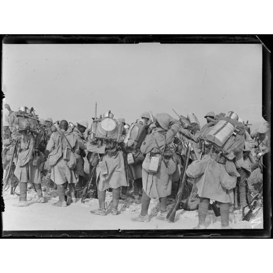 Route de Verdun (Meuse), colonne de Sénégalais faisant la halte. [légende d'origine]