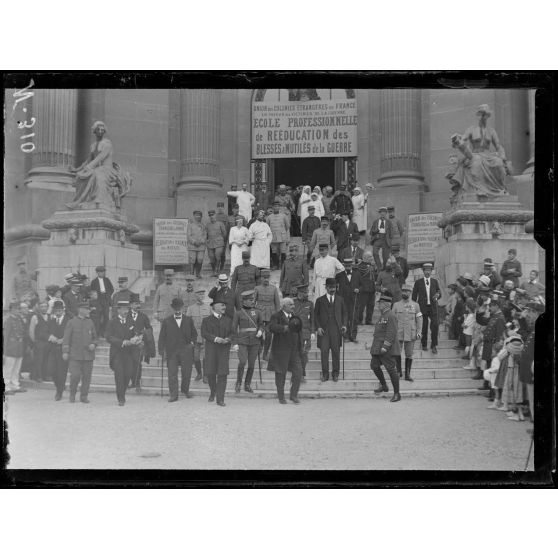 Paris. Visite du roi de Monténégro à l'hôpital militaire du Grand Palais. Le roi quitte le Grand Palais. [légende d'origine]