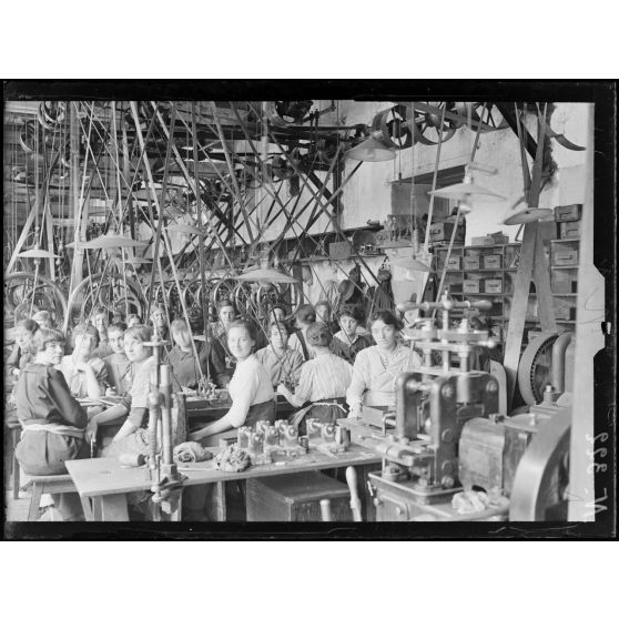 Bourges. Ecole de pyrotechnie. Usine de guerre. Etoupillerie. [légende d'origine]