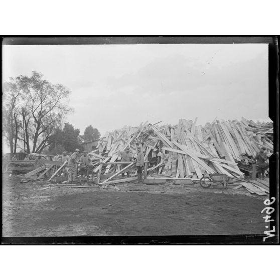 Paris. Parc de l'Ile Saint-Germain. Planches de caisses d'emballages recueillies pour la construction des hangars. [légende d'origine]
