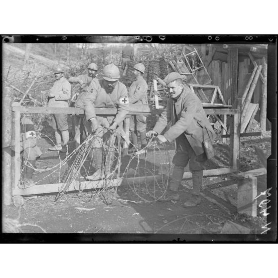 Argonne, Est. (Meuse), section du Four de Paris, construction de chevaux de frise. [légende d'origine]