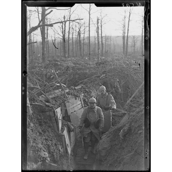 Argonne, Est. (Meuse), secteur du Four-de-Paris, relève montant au petit poste. [légende d'origine]