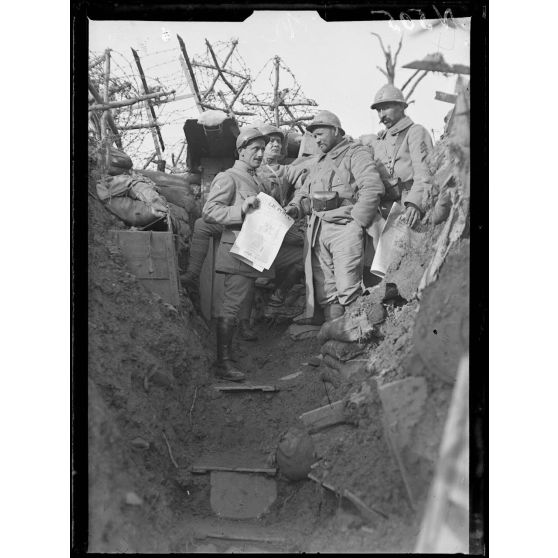 Argonne, Est (Meuse). Secteur du Four-de-Paris. La vente du journal "le Poilu" au petit poste. [légende d'origine]