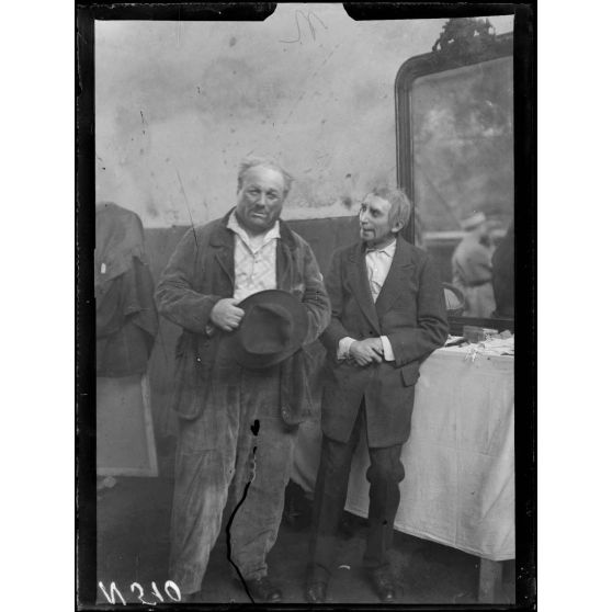 Sainte-Ménehould (Marne), le théâtre aux armées. M. Bernard de la Comédie Française dans "Asile de nuit". [légende d'origine]