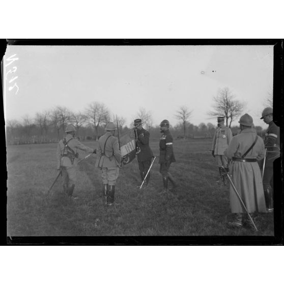 Près de Sainte-Ménehould (Marne), le général Gouraud décore le drapeau du 11e chasseur à cheval. [légende d'origine]