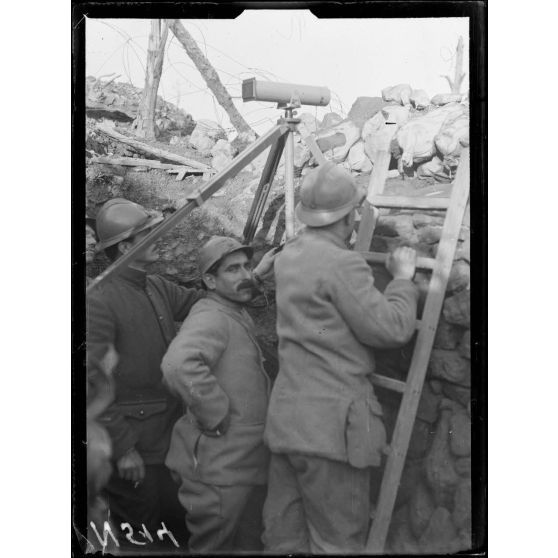 Argonne, Est (Marne). Secteur du Four-de-Paris, photographe du service topographique de l'armée relevant les lignes allemandes. [légende d'origine]