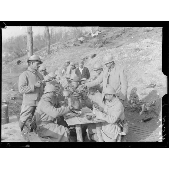 Argonne, Est (Marne). Secteur du Four-de-Paris. La soupe. [légende d'origine]