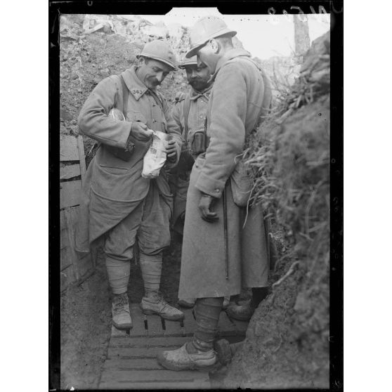 Argonne, Est (Marne). Secteur du Four-de-Paris. Le colis de la Marraine. [légende d'origine]