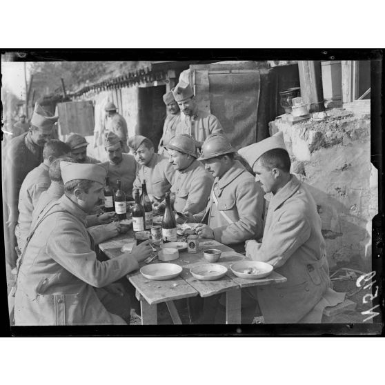 Argonne, Est (Marne). Secteur du Four-de-Paris. La soupe des sous-officiers. [légende d'origine]