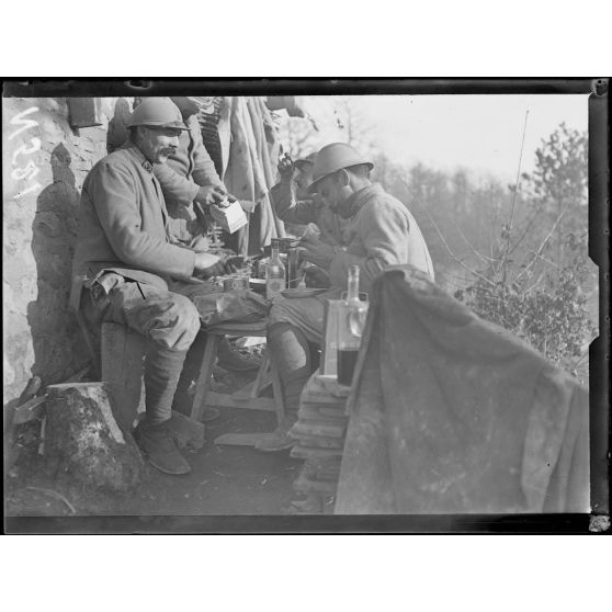 Argonne, Est (Marne). Secteur du Four-de-Paris. Repas au poste d'observation. [légende d'origine]