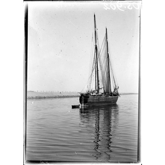 Suez. Le canal, un voilier. [légende d'origine]