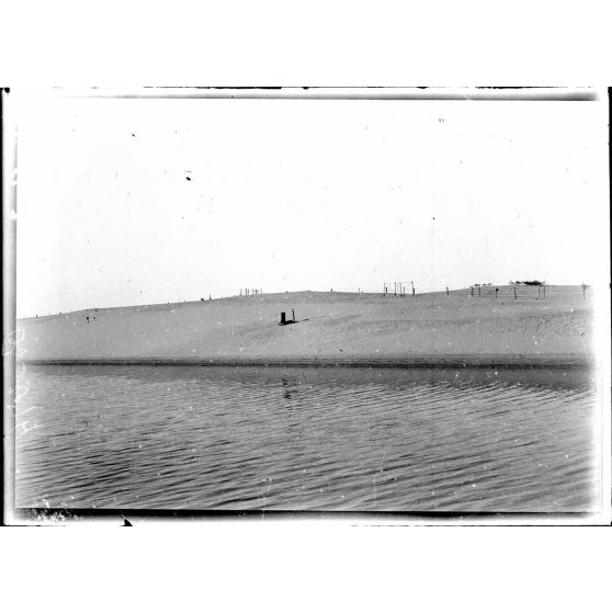 Suez. Les défenses le long du canal. [légende d'origine]