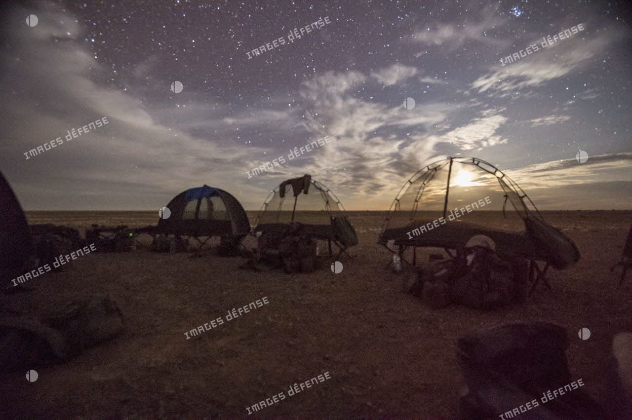 Bivouac de nuit sur une base opérationnelle avancée temporaire (BOAT) dans le désert malien.