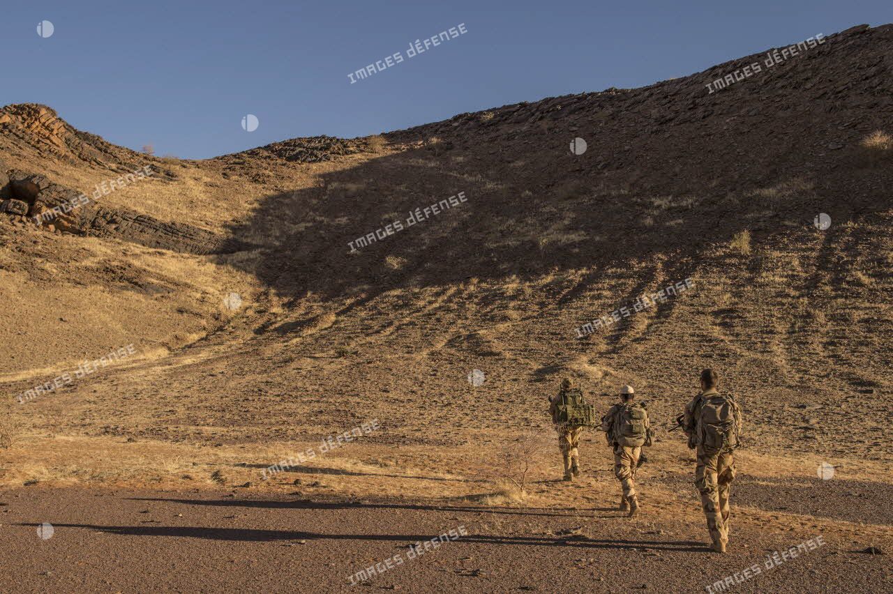 Des soldats du groupement tactique interarmes à dominante aérocombat (GTIA-A) effectuent une patrouille de reconnaissance dans le désert malien.