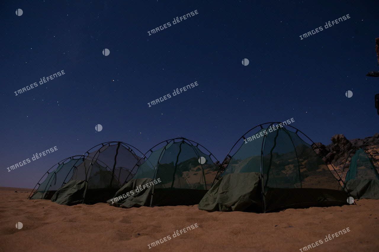 Moustiquaires équipant le bivouac d’un poste d’observation dans le désert nigérien