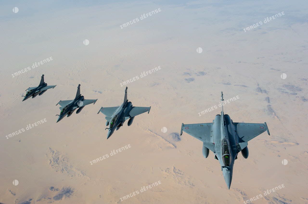 Quatre Rafale parvenus en fin de mandat à N'Djamena en vol en formation.