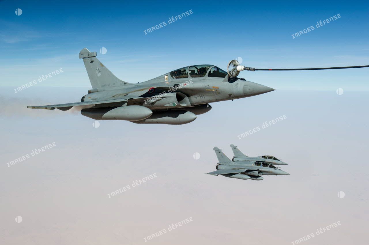Un Rafale au ravitaillement en vol, accompagné de deux Rafale, parvenus en fin de mandat à N'Djamena et en vol en formation.