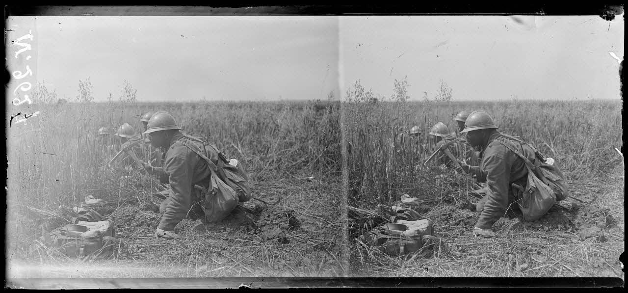 Attaque du 18 juillet 1918. Près de Chaudun (Aisne). Tirailleur sénégalais creusant un trou individuel. [légende d'origine]