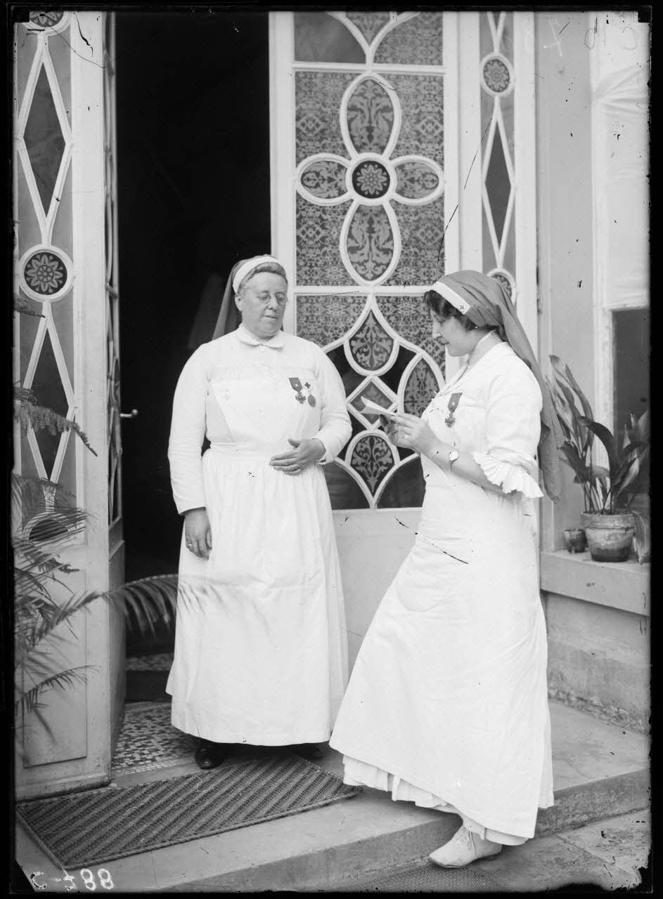 Soissons. Madame Macherez et Mademoiselle Sellier venant de recevoir la croix de guerre. [légende d'origine]