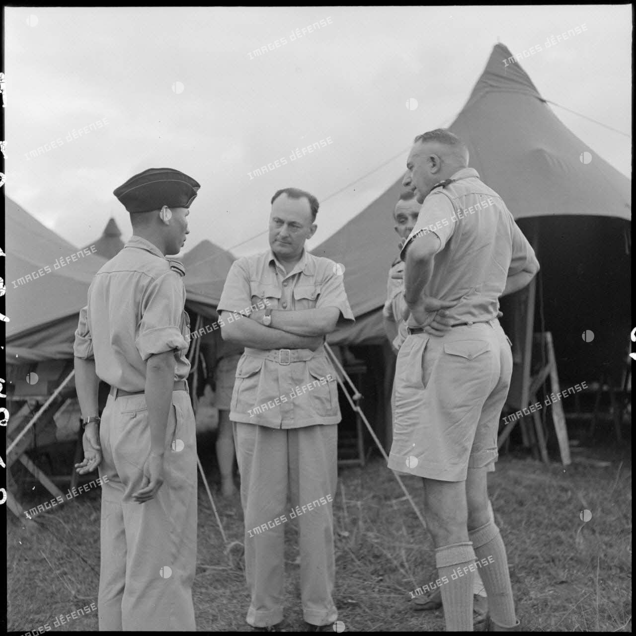 Monsieur de Chevigné, le général de Linarès et le colonel Gilles au PC opérationnel de Na San.