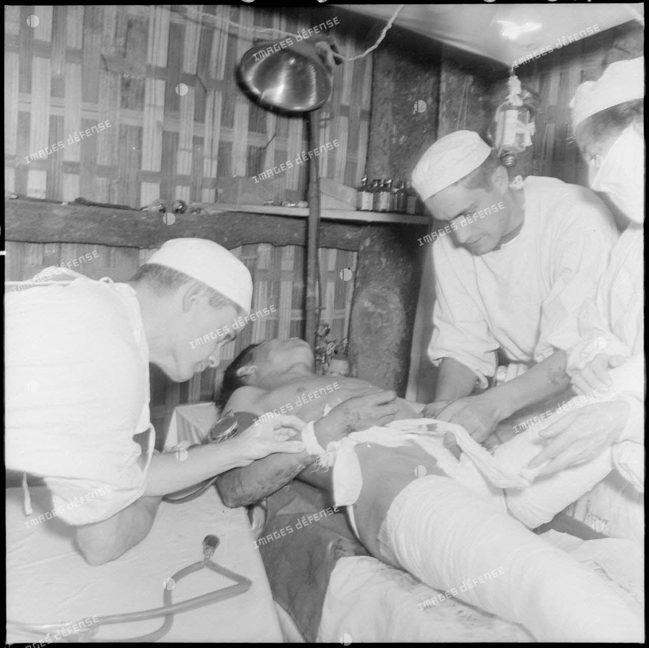 Opération d'un blessé à l'antenne chirurgicale de Na San.