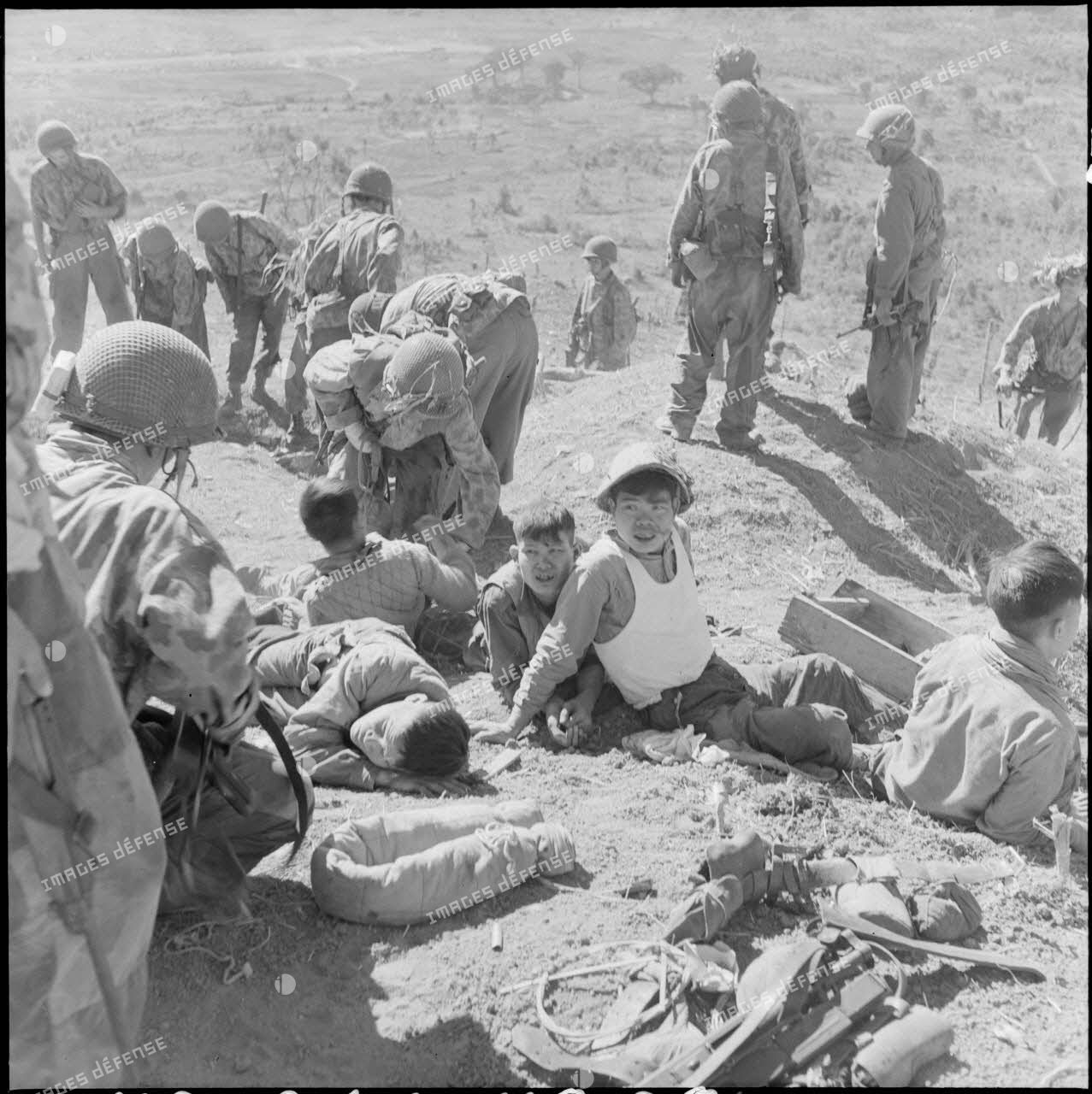 Après l'assaut sur le PA 24 de Na San, les parachutistes comptent les Viêt-minh prisonniers ou morts.