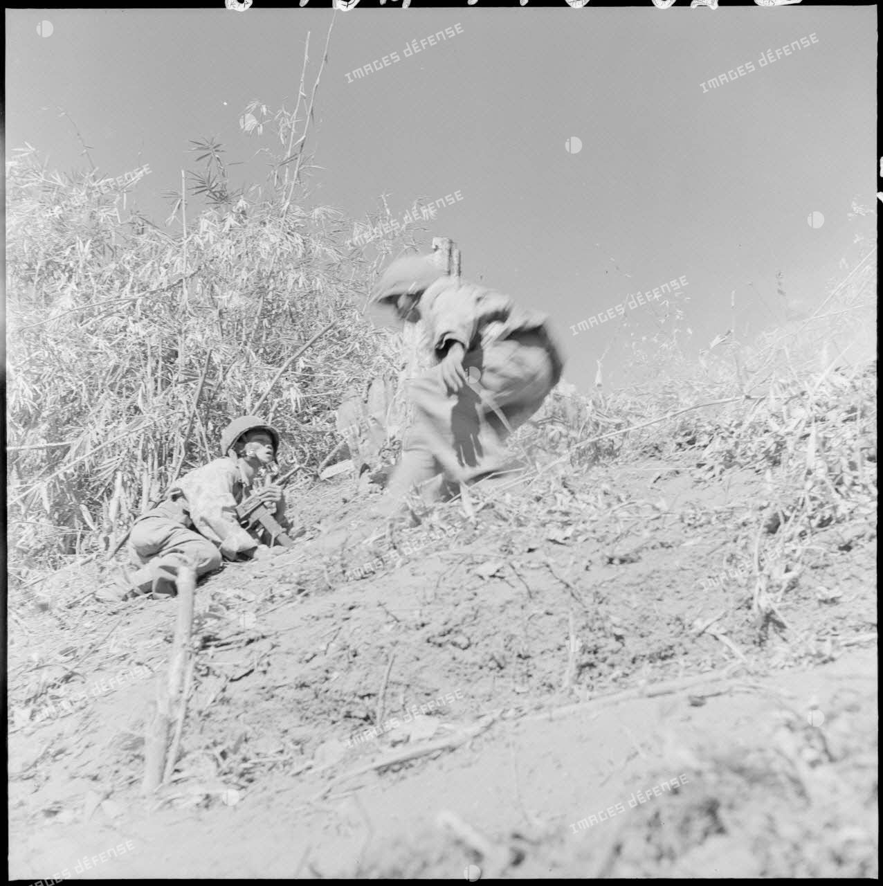 Assaut des parachutistes lors de la contre-attaque sur le PA 24 à Na San.
