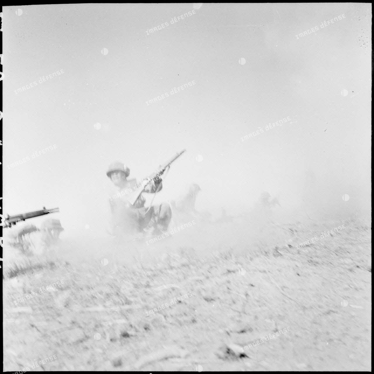 Un parachutiste tombe à terre, touché lors de la contre-attaque sur le point d'appui 24 (PA 24) de Na San.