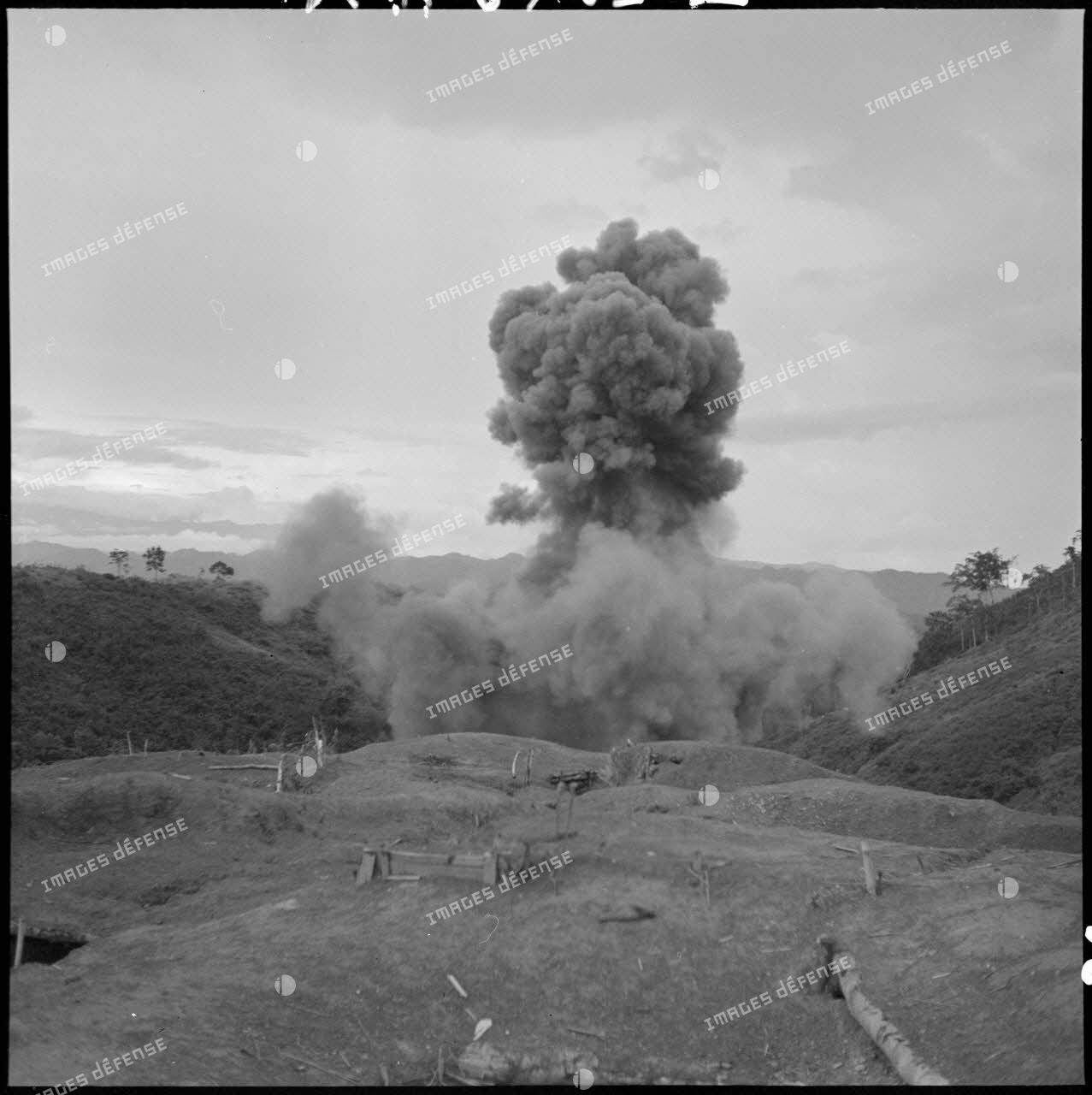 Destruction par explosif d'un point d'appui du camp retranché de Na San réalisée par le Génie au moment de l'évacuation du camp.