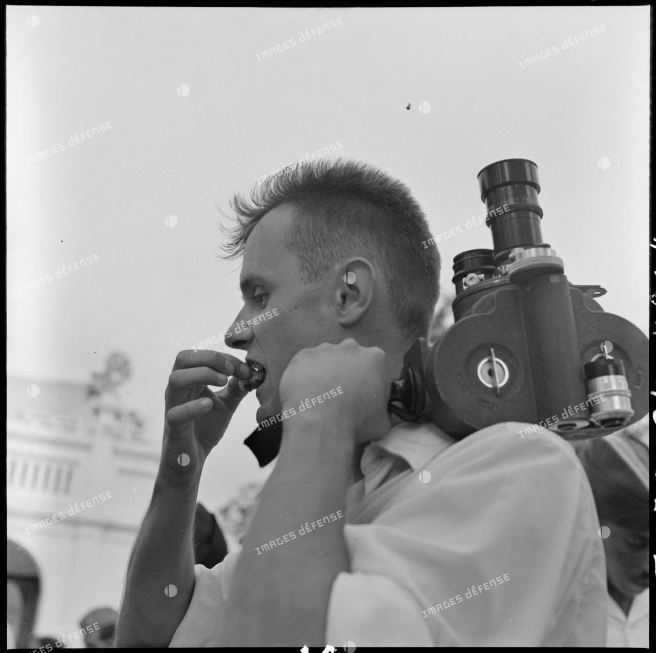 Le caméraman Pierre Schoendoerffer au cours de la fête de l'Aïd el-Kébir au 8e RSA (régiment de spahis algériens).