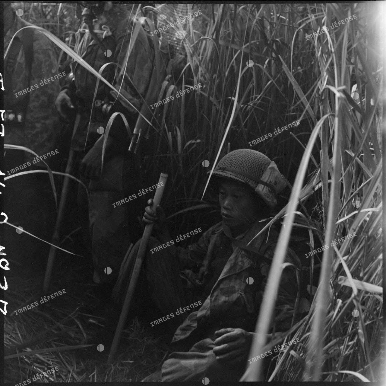 Un parachutiste vietnamien de la colonne Langlais épuisé lors d'une halte.