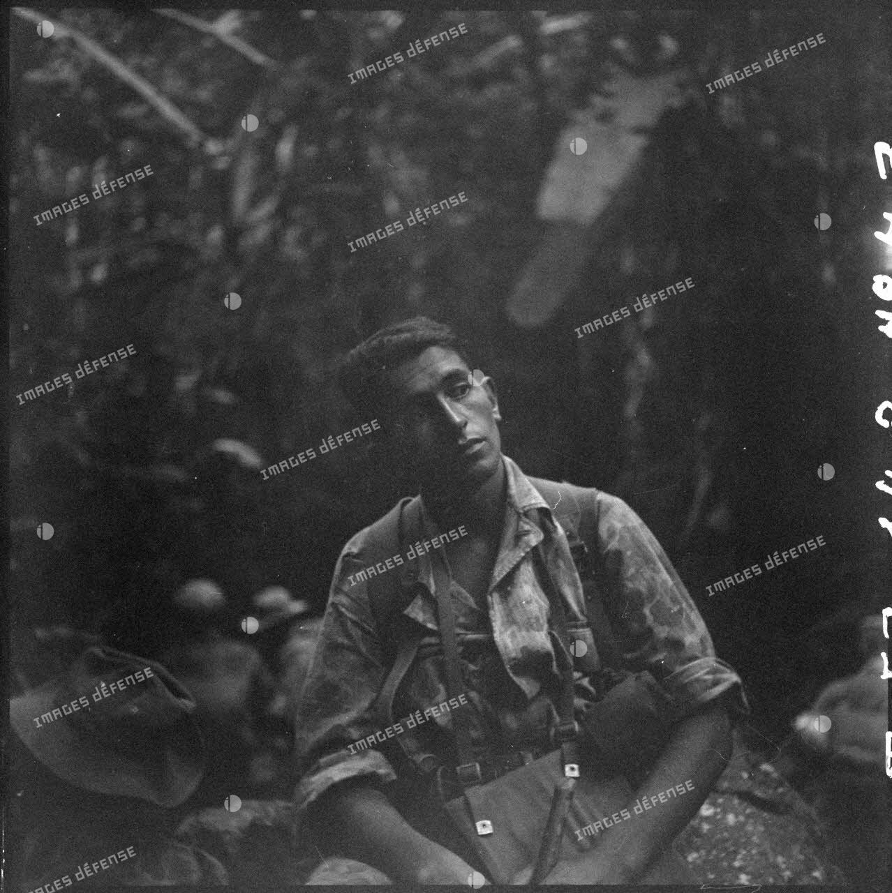 Portrait d'un parachutiste de la colonne Langlais lors d'une halte au bord d'un ruisseau en pleine jungle.