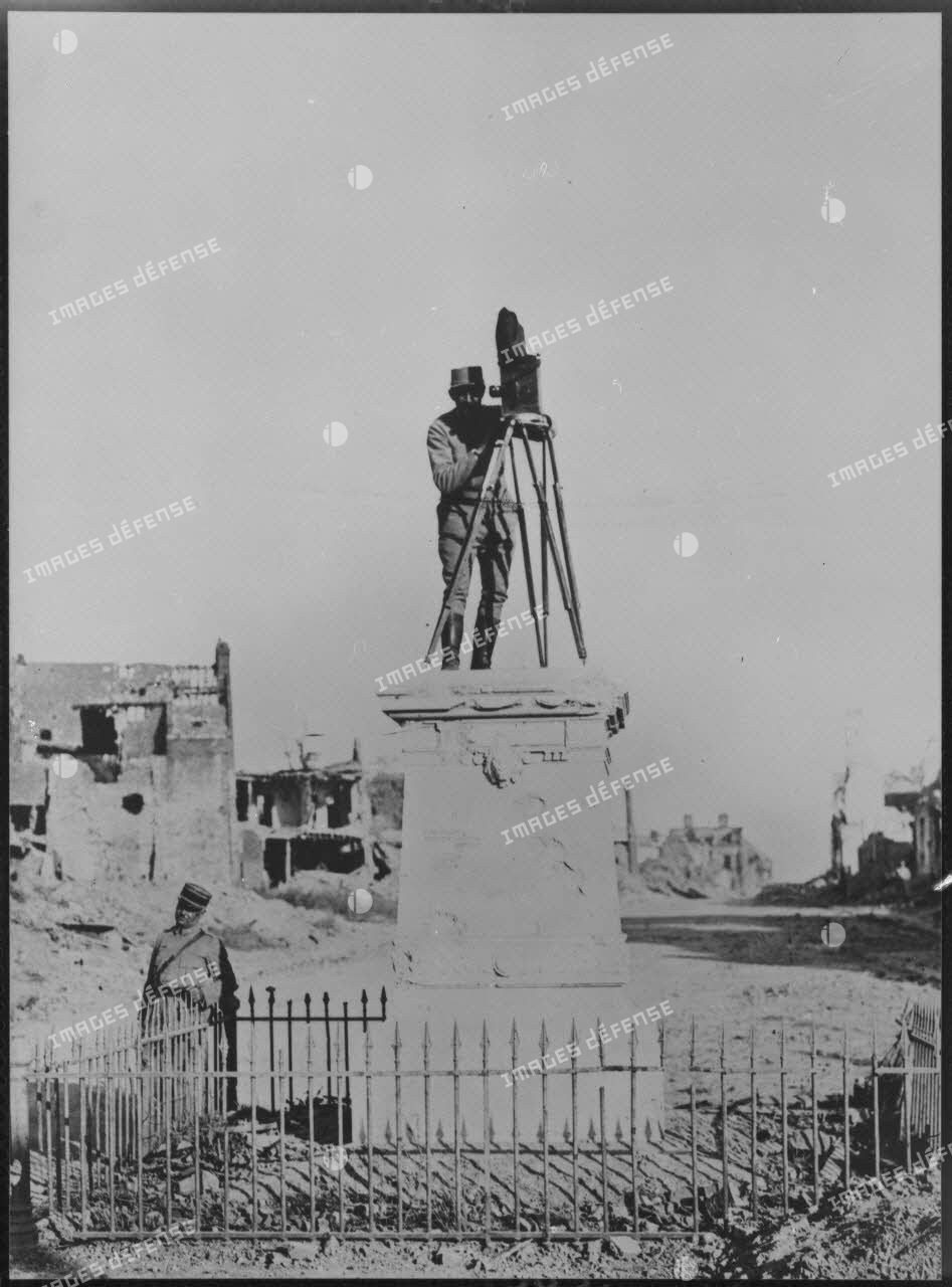 Bapaume, un opérateur de cinéma sur le piédestal de la statue de Faidherbe. [légende d'origine]
