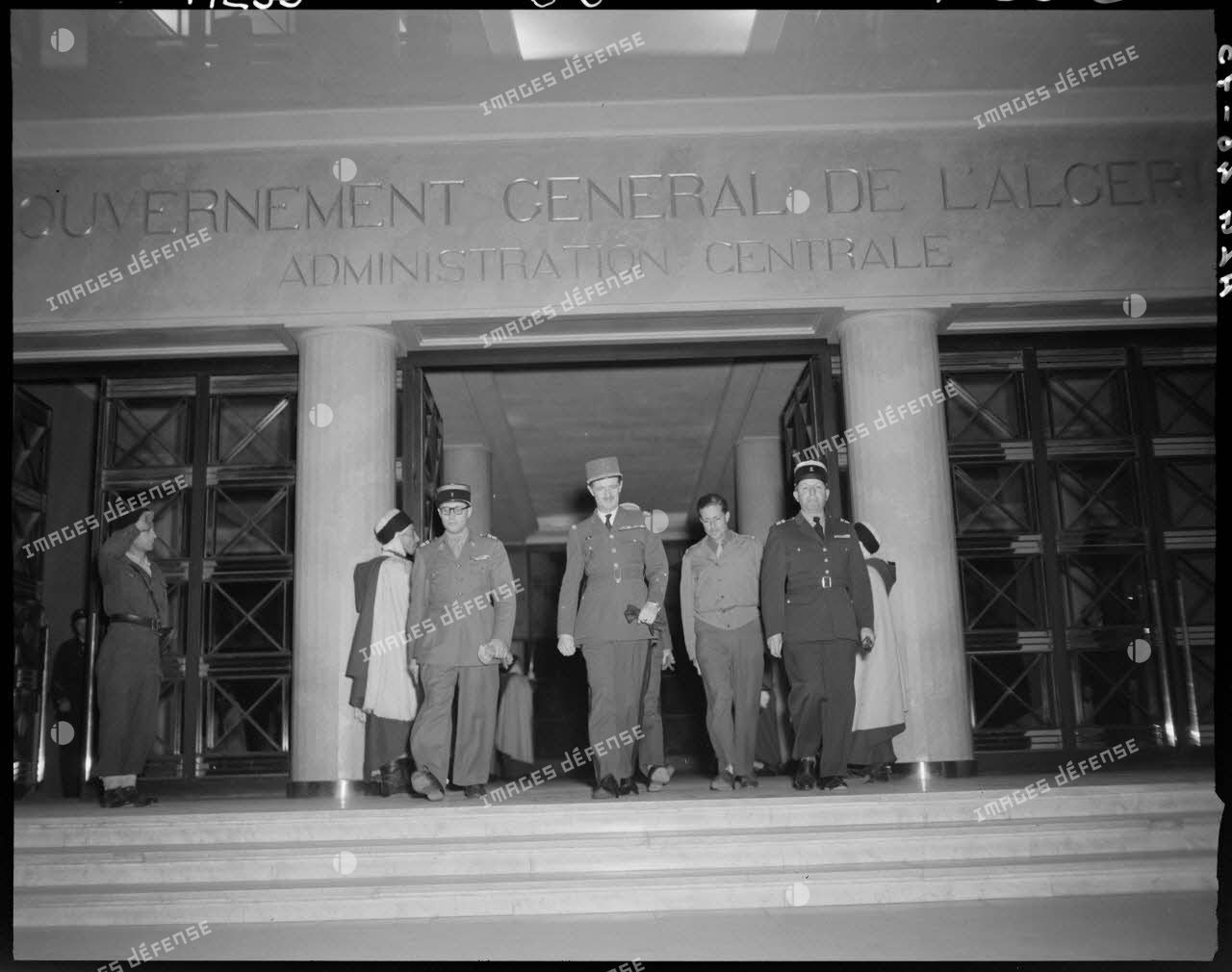 Le général Philippe Leclerc sort de l'administration centrale du gouvernement général de l'Algérie, accompagné d'autorités militaires.