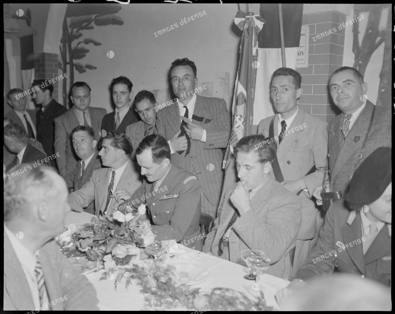 Photographie de groupe rassemblant le général Philippe Leclerc et d'anciens combattants de la 2e division blindée (DB), à l'occasion d'une réception donnée à l'Auberge de Provence, à Alger.