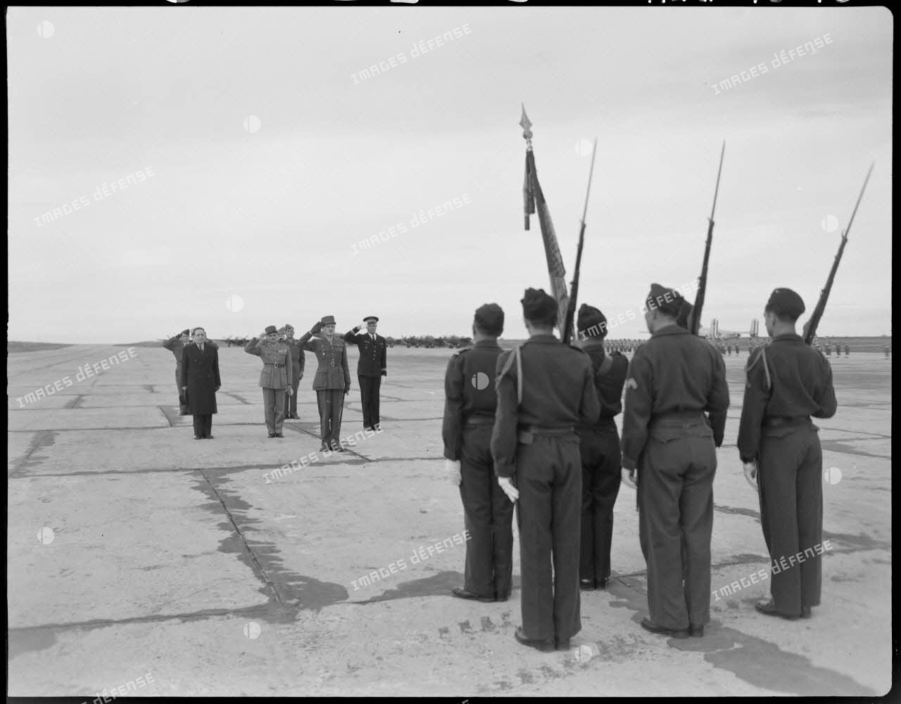 Le général Philippe Leclerc assiste à une cérémonie militaire, sur un aérodrome.
